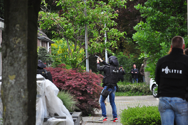 UPDATE: Waalwijker met oefengranaat op zak aangehouden bij eigen woning aan De Amstel Waalwijk