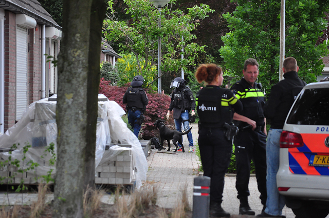 UPDATE: Waalwijker met oefengranaat op zak aangehouden bij eigen woning aan De Amstel Waalwijk