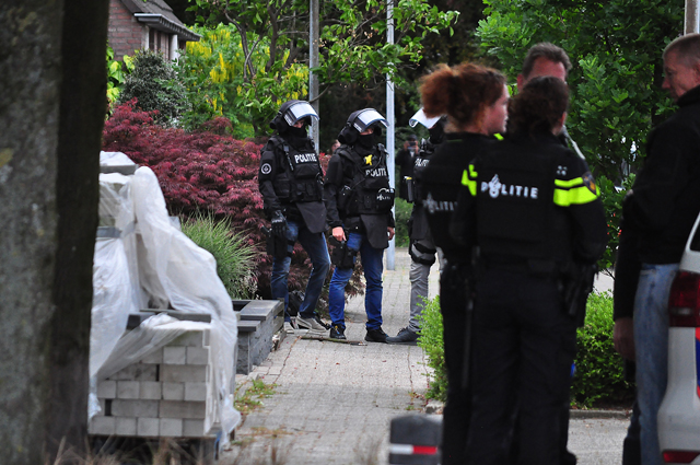 UPDATE: Waalwijker met oefengranaat op zak aangehouden bij eigen woning aan De Amstel Waalwijk