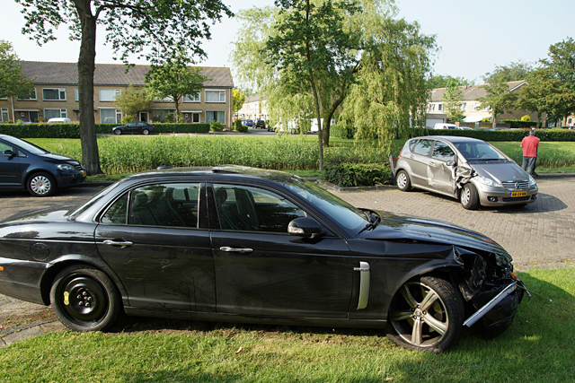 Bestuurder jaguar ramt geparkeerde auto in Waalwijk, bestuurder aangehouden