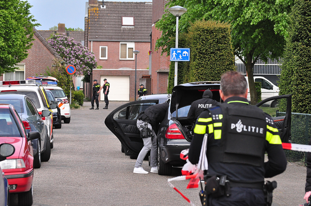 UPDATE: Waalwijker met oefengranaat op zak aangehouden bij eigen woning aan De Amstel Waalwijk