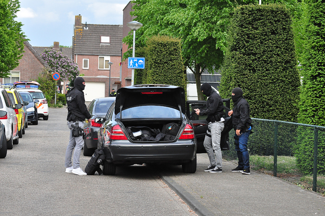 UPDATE: Waalwijker met oefengranaat op zak aangehouden bij eigen woning aan De Amstel Waalwijk