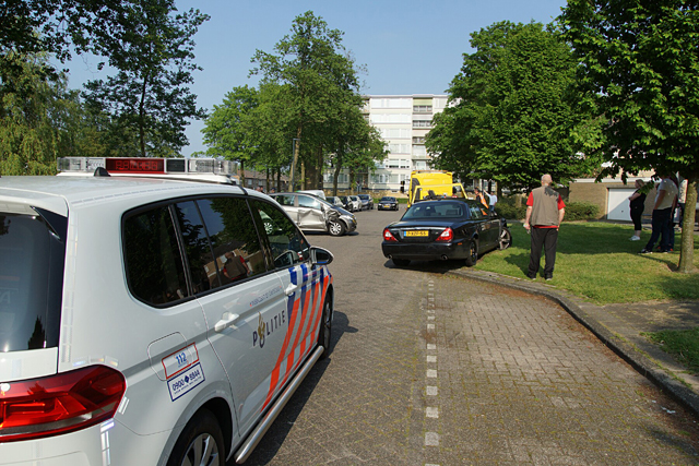 Bestuurder jaguar ramt geparkeerde auto in Waalwijk, bestuurder aangehouden