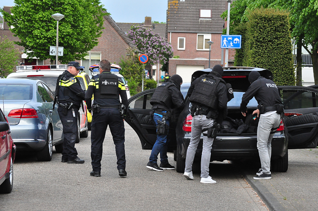UPDATE: Waalwijker met oefengranaat op zak aangehouden bij eigen woning aan De Amstel Waalwijk