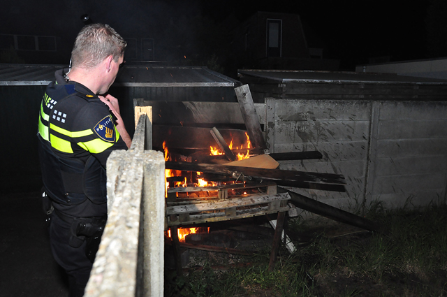 Stapelhout gaat in vlammen op aan de Pater van den Elzenstraat Waalwijk