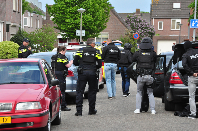UPDATE: Waalwijker met oefengranaat op zak aangehouden bij eigen woning aan De Amstel Waalwijk
