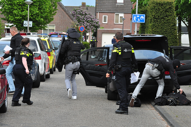 UPDATE: Waalwijker met oefengranaat op zak aangehouden bij eigen woning aan De Amstel Waalwijk