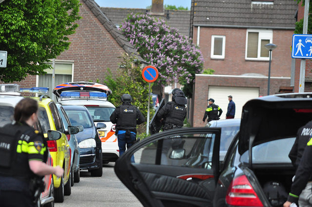 UPDATE: Waalwijker met oefengranaat op zak aangehouden bij eigen woning aan De Amstel Waalwijk