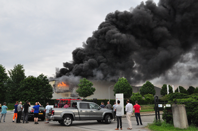 VIDEO: Grote industriebrand bij Huiskes Metaal in Waalwijk: sluit ramen en deuren