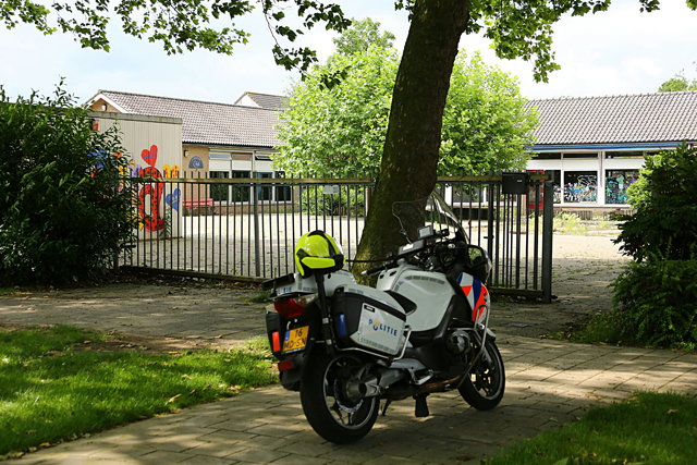 Politie houdt verwarde man aan in leegstaande school Waalwijk