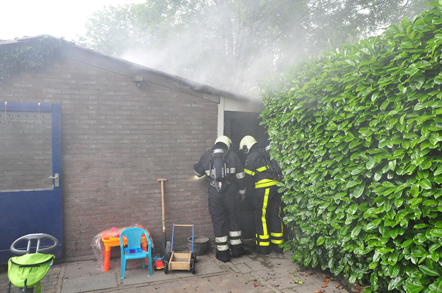 Brandende radio zet Waalwijkse schuur in brand