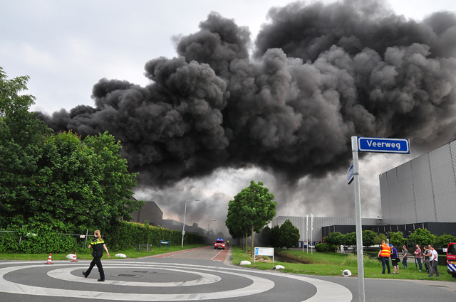 VIDEO: Grote industriebrand bij Huiskes Metaal in Waalwijk: sluit ramen en deuren