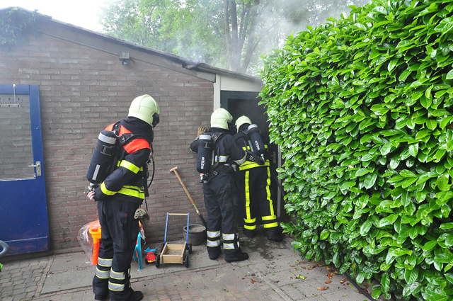 Brandende radio zet Waalwijkse schuur in brand