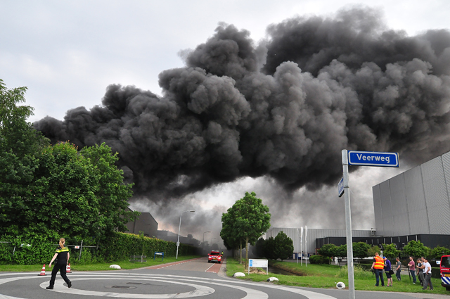 VIDEO: Grote industriebrand bij Huiskes Metaal in Waalwijk: sluit ramen en deuren