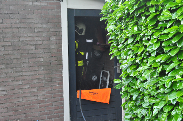 Brandende radio zet Waalwijkse schuur in brand