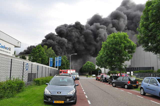 VIDEO: Grote industriebrand bij Huiskes Metaal in Waalwijk: sluit ramen en deuren