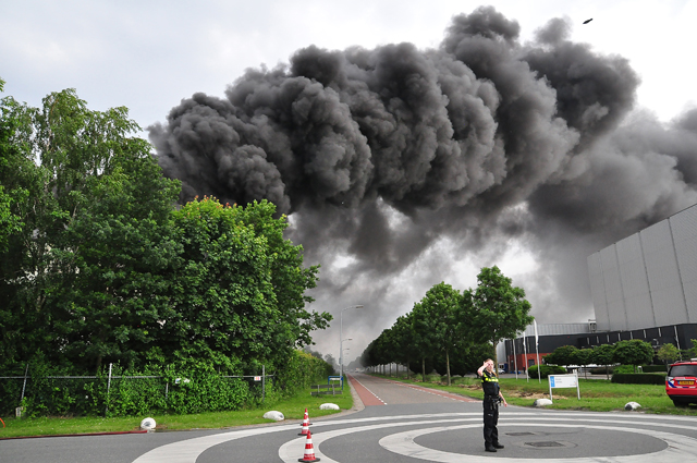 VIDEO: Grote industriebrand bij Huiskes Metaal in Waalwijk: sluit ramen en deuren