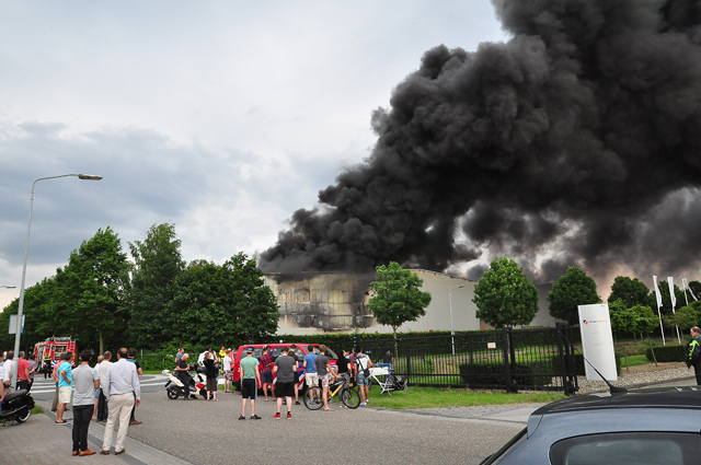 VIDEO: Grote industriebrand bij Huiskes Metaal in Waalwijk: sluit ramen en deuren