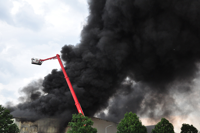VIDEO: Grote industriebrand bij Huiskes Metaal in Waalwijk: sluit ramen en deuren