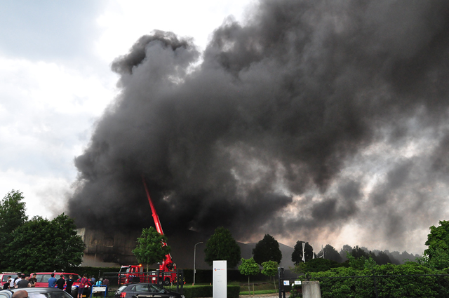 VIDEO: Grote industriebrand bij Huiskes Metaal in Waalwijk: sluit ramen en deuren
