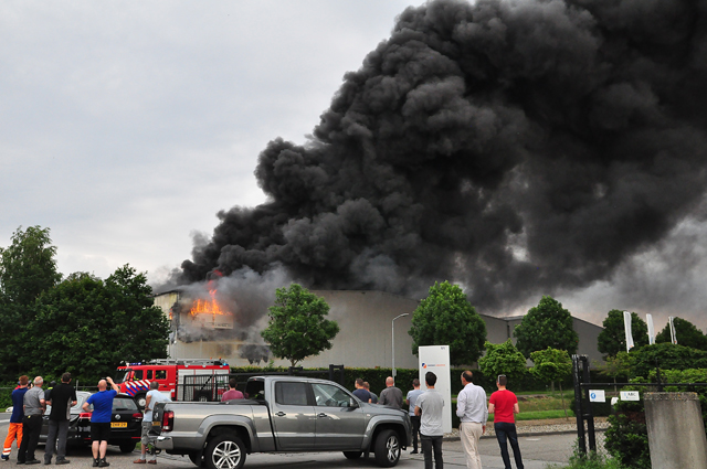 VIDEO: Grote industriebrand bij Huiskes Metaal in Waalwijk: sluit ramen en deuren