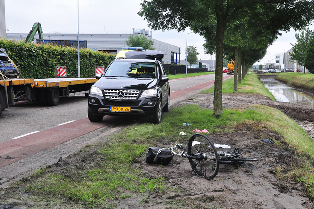 Man fietst moddersloot in en gaat tekeer tegen ambulancemedewerkers in Waalwijk