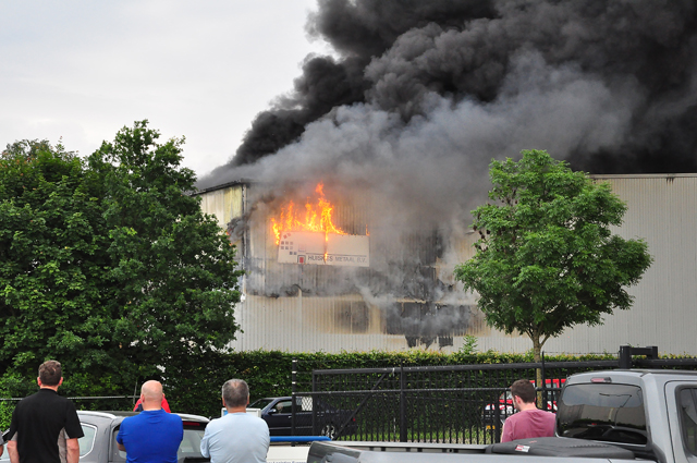 VIDEO: Grote industriebrand bij Huiskes Metaal in Waalwijk: sluit ramen en deuren