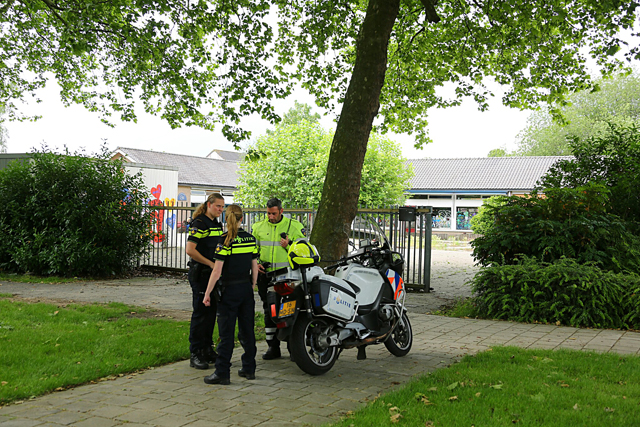 Politie houdt verwarde man aan in leegstaande school Waalwijk