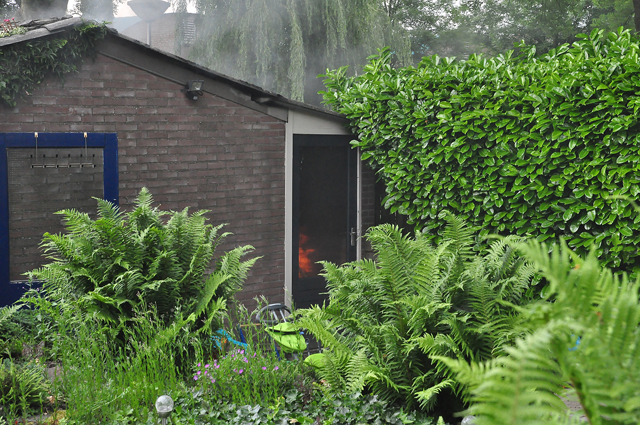 Brandende radio zet Waalwijkse schuur in brand
