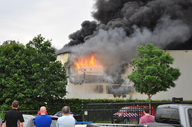 VIDEO: Grote industriebrand bij Huiskes Metaal in Waalwijk: sluit ramen en deuren