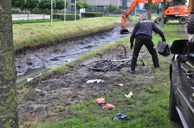 Man fietst moddersloot in en gaat tekeer tegen ambulancemedewerkers in Waalwijk
