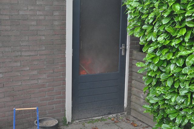 Brandende radio zet Waalwijkse schuur in brand