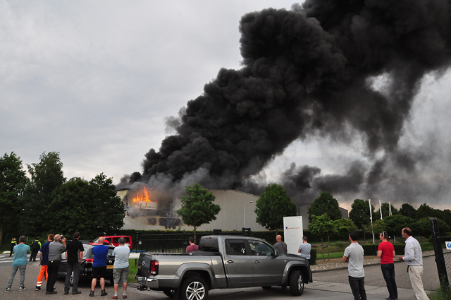 VIDEO: Grote industriebrand bij Huiskes Metaal in Waalwijk: sluit ramen en deuren