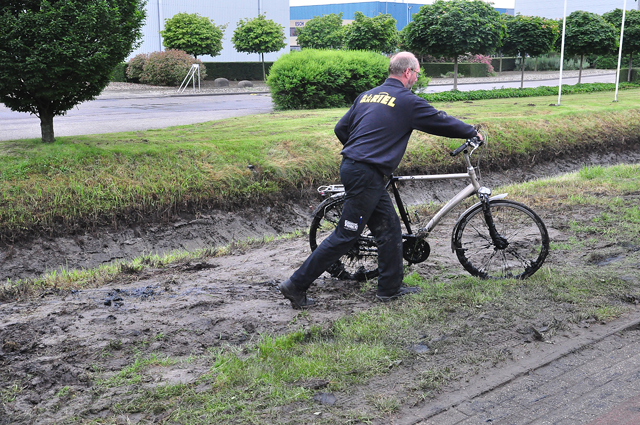 Man fietst moddersloot in en gaat tekeer tegen ambulancemedewerkers in Waalwijk