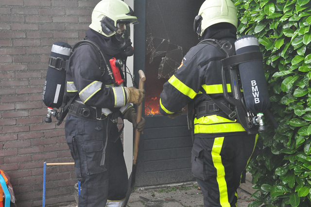 Brandende radio zet Waalwijkse schuur in brand