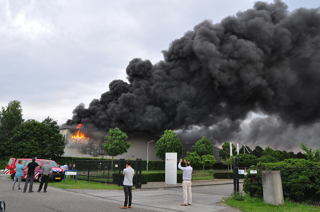 VIDEO: Grote industriebrand bij Huiskes Metaal in Waalwijk: sluit ramen en deuren