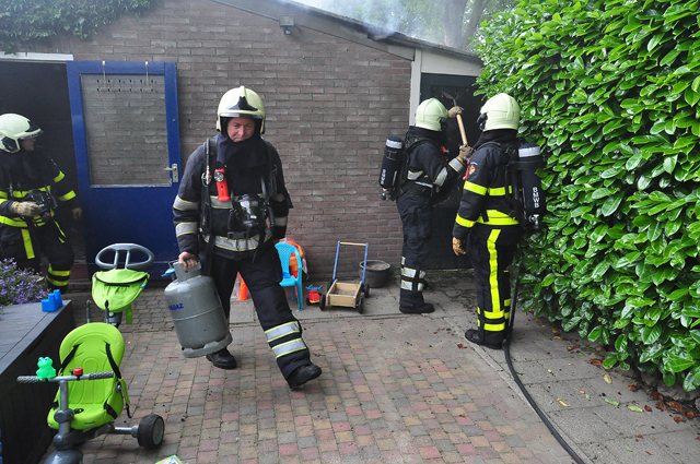Brandende radio zet Waalwijkse schuur in brand