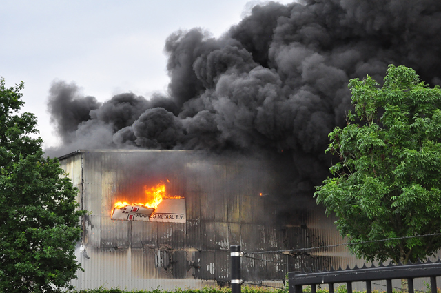 VIDEO: Grote industriebrand bij Huiskes Metaal in Waalwijk: sluit ramen en deuren