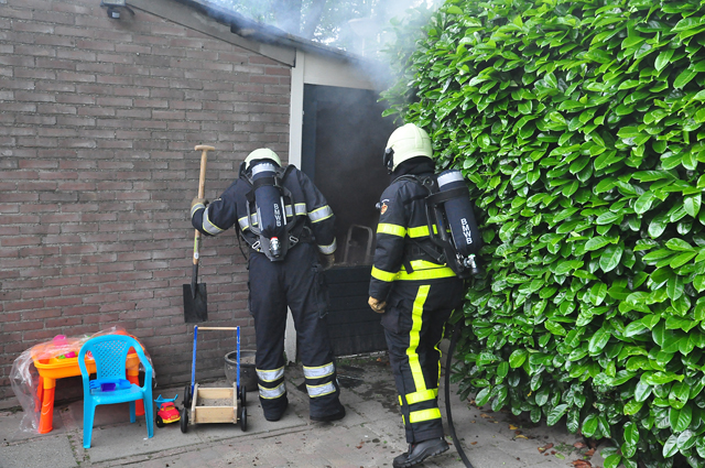 Brandende radio zet Waalwijkse schuur in brand