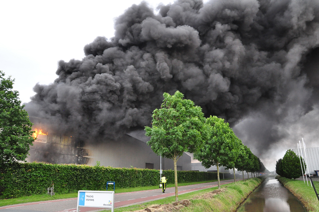 VIDEO: Grote industriebrand bij Huiskes Metaal in Waalwijk: sluit ramen en deuren