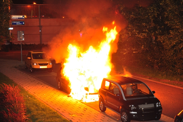 Felle autobrand aan de Heulstraat Waalwijk