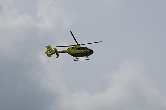 Traumahelikopter landt in Waalwijk nabij de waterfontein Hertog Janpark