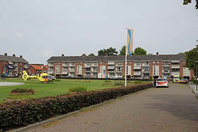 Traumahelikopter landt in Waalwijk nabij de waterfontein Hertog Janpark