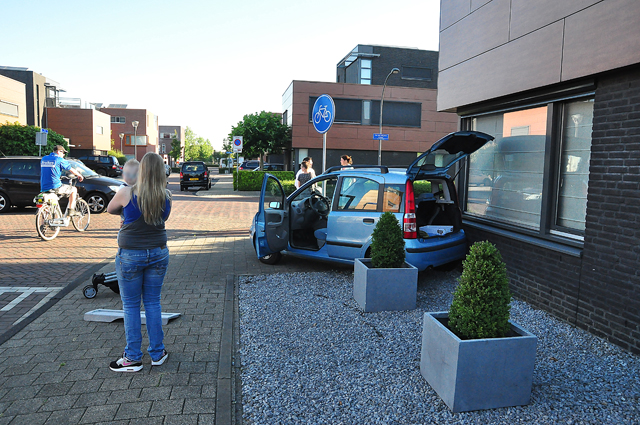 Botsingen door laagstaande zon in Waalwijk