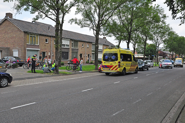 Man wordt van zijn fiets gereden aan de Groenewoudlaan Waalwijk