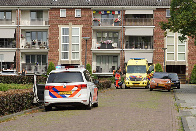 Traumahelikopter landt in Waalwijk nabij de waterfontein Hertog Janpark