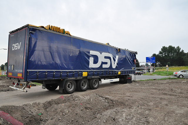 Vrachtwagen klem onder viaduct Waalwijk; brug en wagen beschadigd