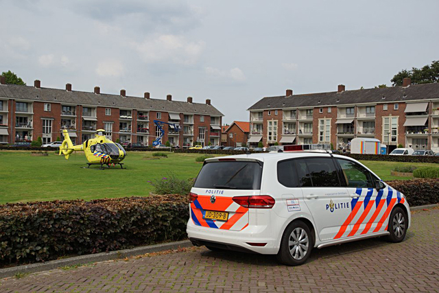 Traumahelikopter landt in Waalwijk nabij de waterfontein Hertog Janpark