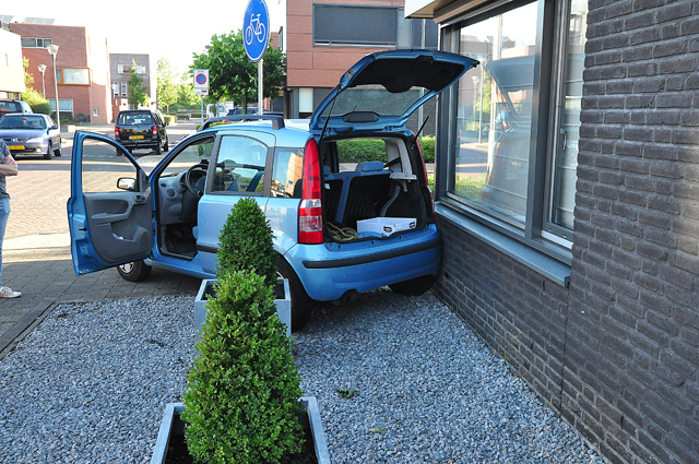 Botsingen door laagstaande zon in Waalwijk
