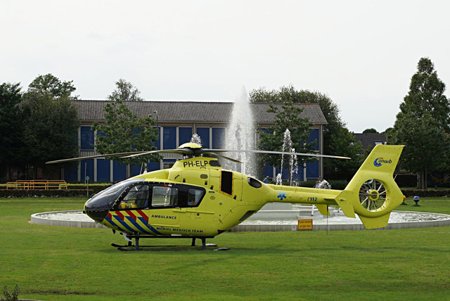 Traumahelikopter landt in Waalwijk nabij de waterfontein Hertog Janpark